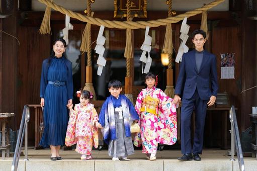 七五三の家族写真 七五三の家族写真 七五三,お参り,七五三参りの写真素材