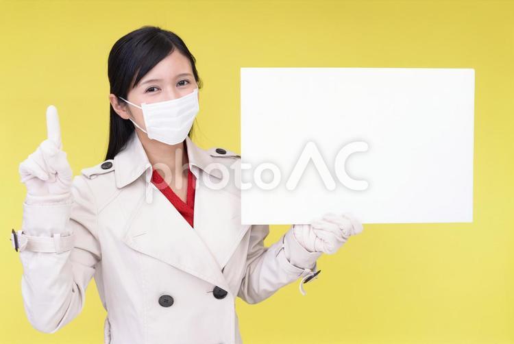 ホワイトボードを持つマスク姿の女性 女性,女,風邪の写真素材