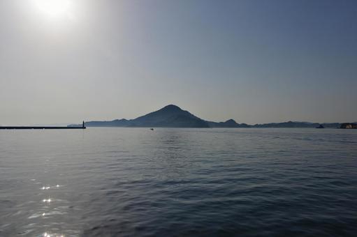 西日と興居島 西日と興居島 興居島,島,西日の写真素材