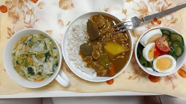 収穫した野菜で作ったカレーとサラダ 収穫した野菜で作ったカレーとサラダ カレー,サラダ,夏野菜の写真素材