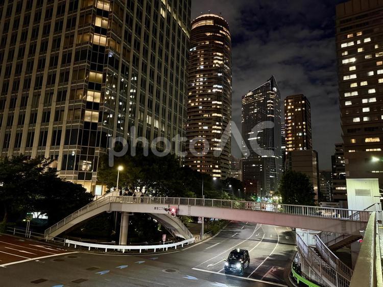 夜の港区の街並み 夜,夜景,街灯の写真素材