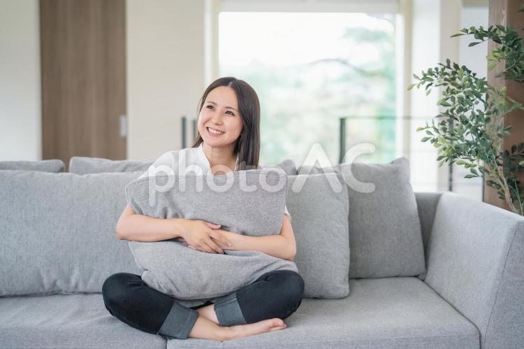 ソファでくつろぐ女性 ソファ,女性,家の写真素材