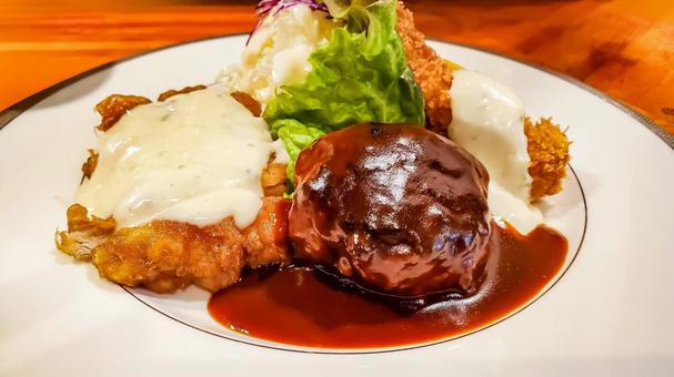 ハンバーグ、チキン南蛮、エビフライ盛合せ ランチ,セット,ハンバーグの写真素材