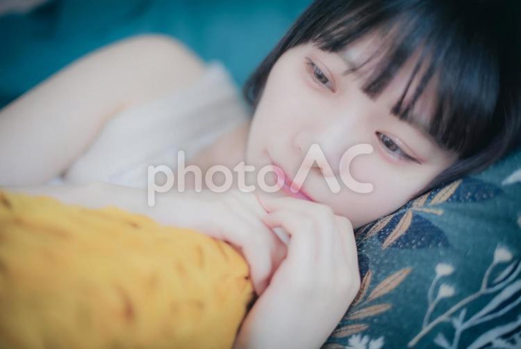 ソファーでくつろぐ女性 女性,若い,ソファーの写真素材