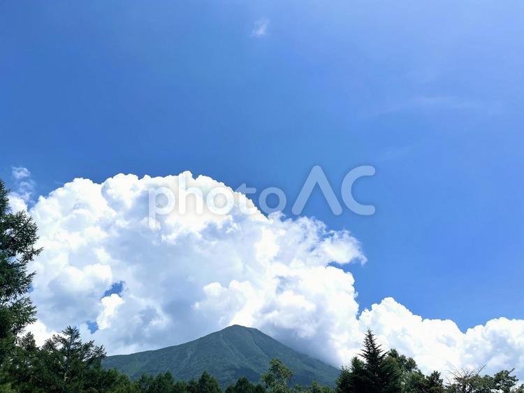 美しい青空と白い雲と山 青空,白い雲,風景の写真素材
