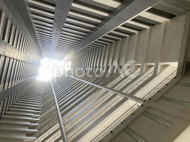 下から見上げた近未来的な建物 建物,近未来,白い建物の写真素材