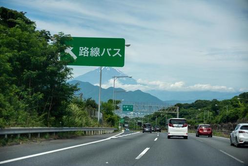 夏の高速道路、富士を望む 富士山,夏,道路の写真素材