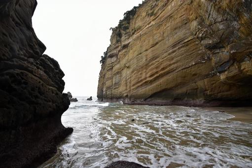 種子島の海食洞と荒々しい海の風景 種子島の海食洞と荒々しい海の風景 種子島,鹿児島県,千座の岩屋の写真素材