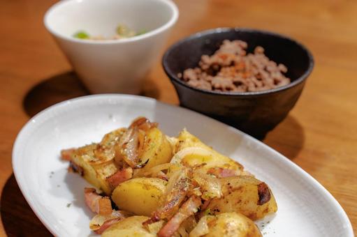 ベーコンとじゃがいもの夕食 ベーコンとじゃがいもの夕食 夕食,晩ごはん,家庭料理の写真素材