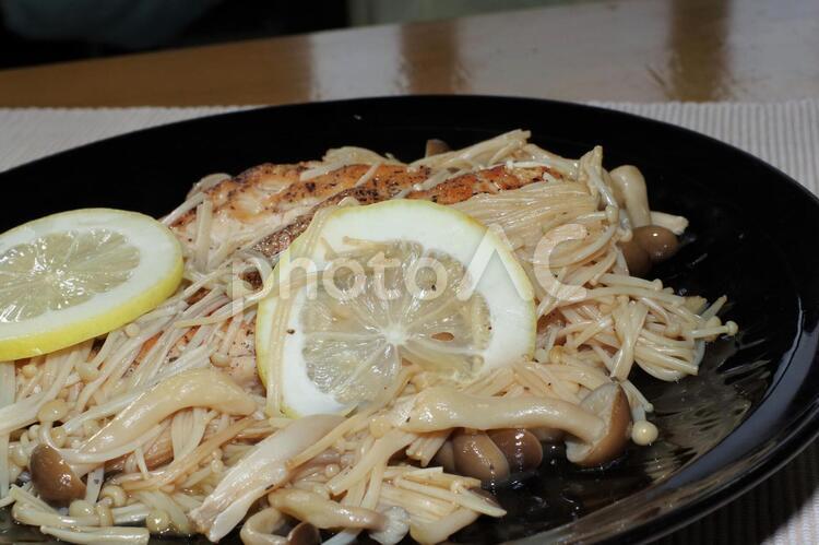 鶏むね肉の蒸し焼き、きのこ添え 鶏肉,チキン,胸肉の写真素材