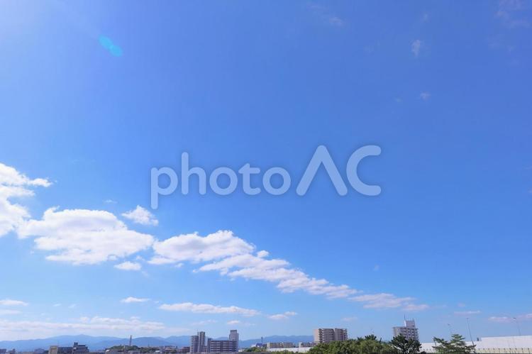 秋の青空と秋の雲が浮かぶ秋背景フレーム 空,秋,青空の写真素材