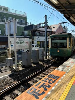 江ノ電 足元注意 江ノ電 足元注意の写真