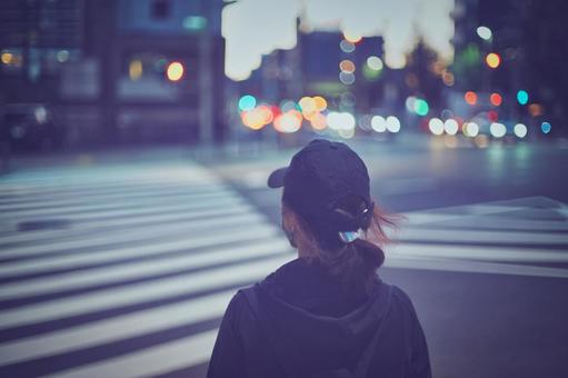 横断歩道と帽子を被った女性の後ろ姿 横断歩道と帽子を被った女性の後ろ姿 人物,女性,後ろ姿の写真素材
