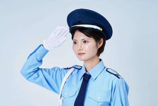 警備員の制服を着て、敬礼をする女性 警備員の制服を着て、敬礼をする女性 敬礼,挨拶,ポーズの写真素材