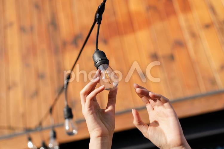 電球を取り付けている人の手元 電球,持つ,手元の写真素材