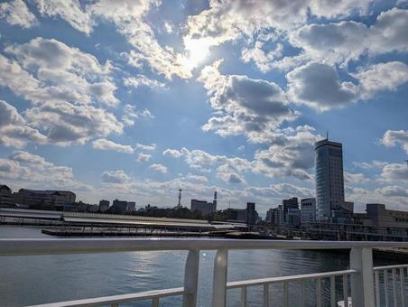 空とビルと海 空とビルと海の写真