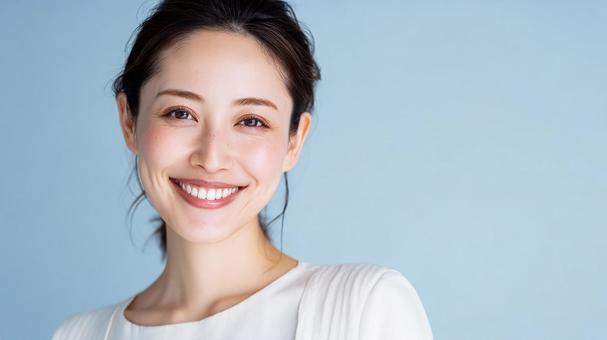 清潔感のある笑顔の女性1人の素材 清潔感のある笑顔の女性1人の素材の写真