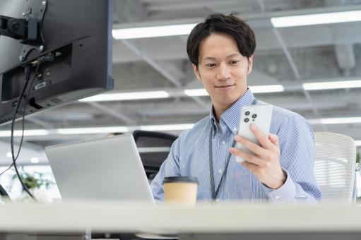 オフィスカジュアルの若い男性エンジニア オフィスカジュアルの若い男性エンジニア ビジネス,オフィス,エンジニアの写真素材