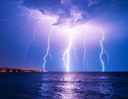 雷が光る空 雨の日 幻想的な夜の風景2 雷が光る空 雨の日 幻想的な夜の風景2の写真
