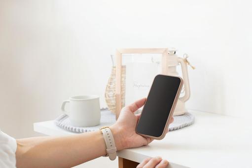 スマホを持つ手（黒画面）_白空間 スマートフォン,スマホ,スマートホンの写真素材