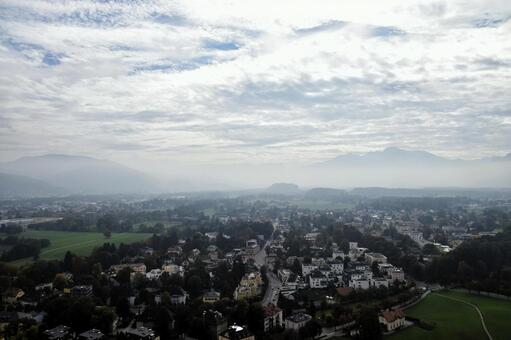 霧に包まれた幻想的なザルツブルクの街並み ザルツブルク,オーストリア,街並みの写真素材