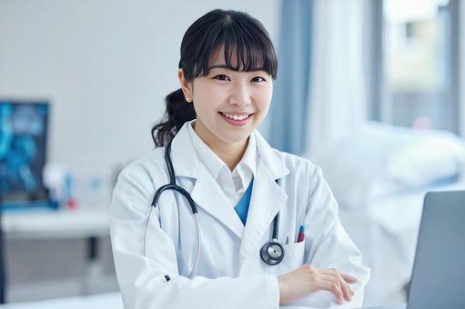 笑顔を見せる女性医師 笑顔を見せる女性医師の写真