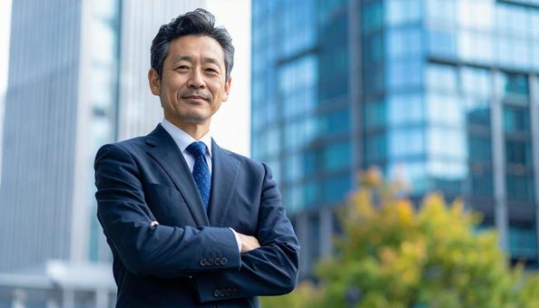 腕組みをするビジネスパーソンの写真