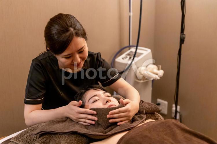 エステサロンで施術を受ける女性（スチームタオル） フェイシャルエステ,スチームタオル,蒸しタオルの写真素材
