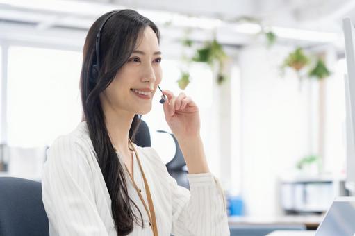 コールセンターで働く女性オペレーター コールセンターで働く女性オペレーター オペレーター,コールセンター,女性の写真素材