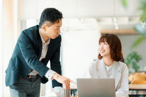 ミーティングをする男女2人のビジネスマン ミーティングをする男女2人のビジネスマン ビジネス,男女,男性の写真素材