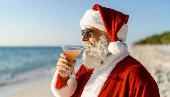 南半球のクリスマスで海辺のサンタクロース 南半球のクリスマスで海辺のサンタクロースの写真