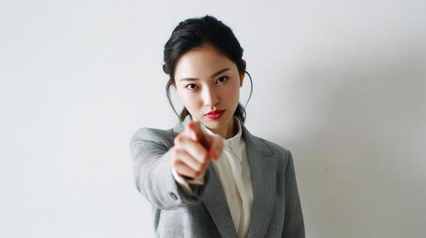 指をさすビジネスウーマン4の写真