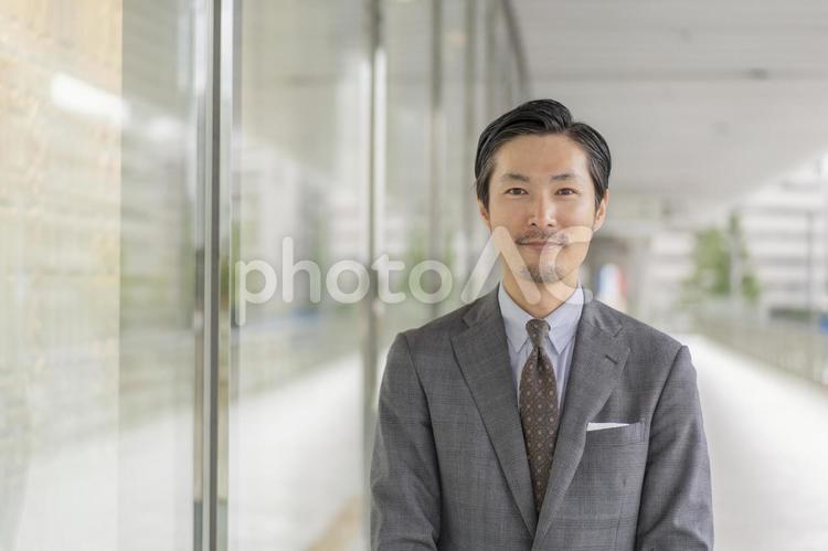 オフィス街のビジネスマン ビジネス,男性,ビジネスマンの写真素材