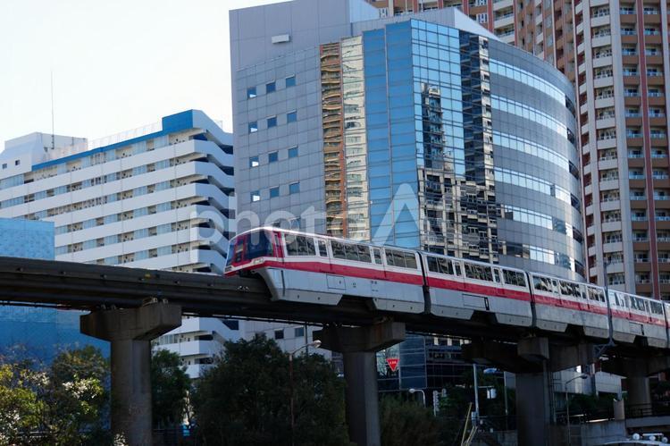 都会のビル群の間を縫うように走るモノレール モノレール,列車,電車の写真素材