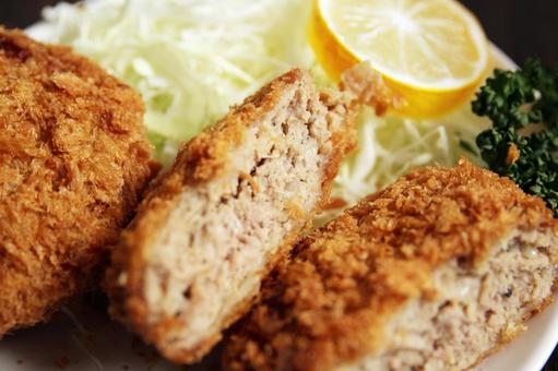 ジューシーメンチカツの食事 ジューシーメンチカツの食事 メンチカツ,揚げ物,揚げたての写真素材
