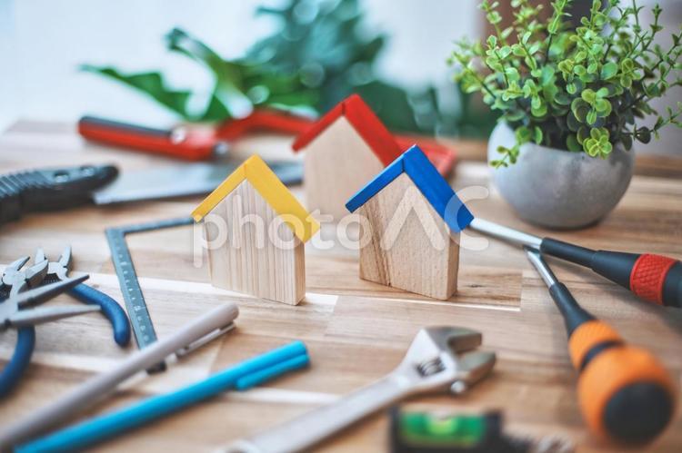 木製のミニチュア住宅と工具diyイメージ 家,住宅,ローンの写真素材