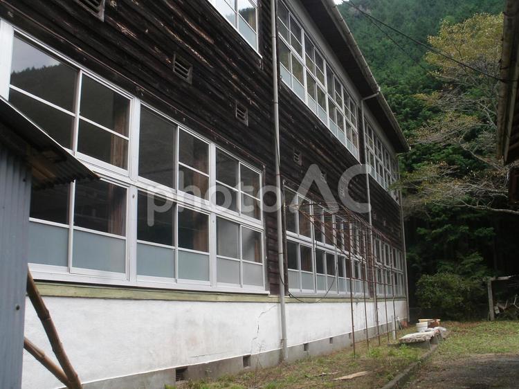 廃校となった木造校舎「天尾小学校」中庭 天尾,小学校,木造の写真素材