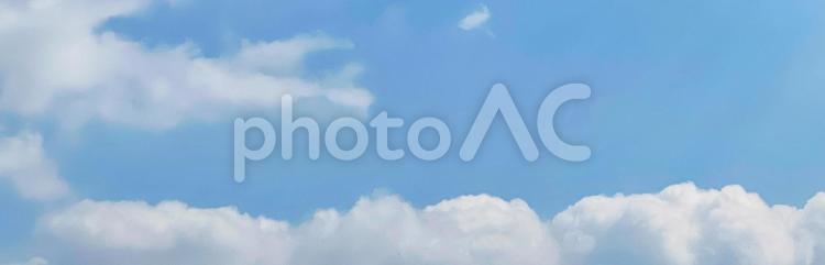 水色の空と真っ白な雲　背景素材　横長パノラマ 空,雲,晴れの写真素材