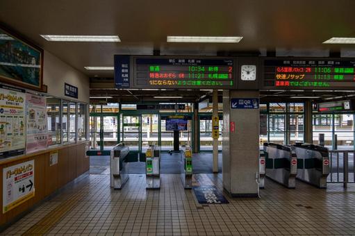 釧路駅自動改札機と電光掲示板 釧路駅自動改札機と電光掲示板の写真