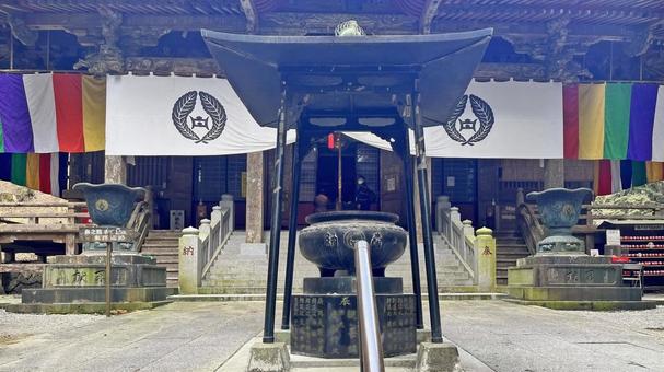 坂東33観音 17番 満願寺 香炉と本堂 坂東33観音 17番 満願寺 香炉と本堂 満願寺,出流山,香炉の写真素材