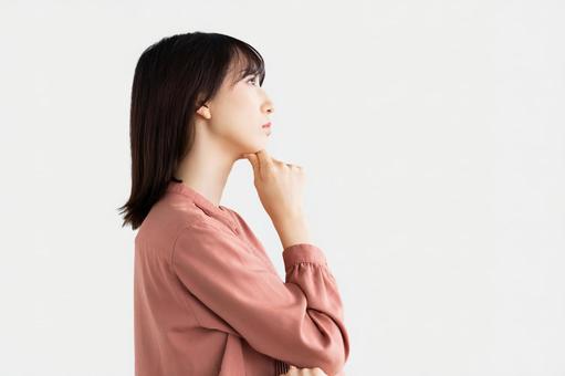 考えごとをする女性・ビジネスウーマン 考えごとをする女性・ビジネスウーマン 女性,考える,悩むの写真素材