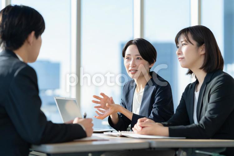 会議をする男女のビジネスマン ビジネス,会議,オフィスの写真素材