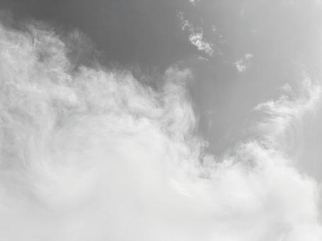 ふわふわの雲 モノクロ ふわふわの雲 モノクロの写真