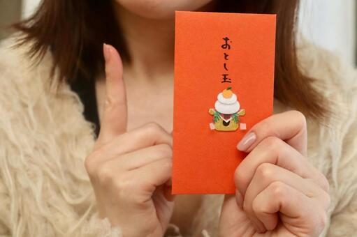 お年玉袋を持つ女性 お年玉,ポチ袋,お年玉袋の写真素材