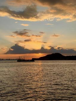 夕暮れの関門海峡 サンセット 夕暮れの関門海峡 サンセット ロマンチック,キラキラ,たそがれの写真素材