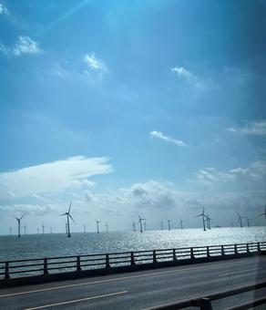 青い海と空に並ぶ風力発電の風車の風景 風力発電,風車,海の写真素材