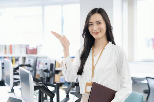 オフィスカジュアルの若い女性エンジニア オフィスカジュアルの若い女性エンジニアの写真