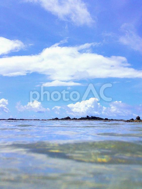 奄美の海　水面 海辺,海,空の写真素材