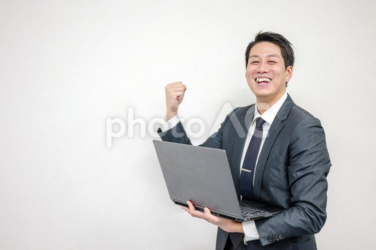 PCとガッツポーズする男性 ビジネスマン,男性,日本人の写真素材