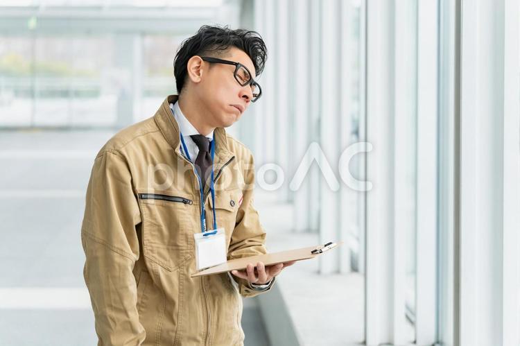 仕事で項垂れる作業員の男性 ビジネス,ビジネスマン,作業員の写真素材